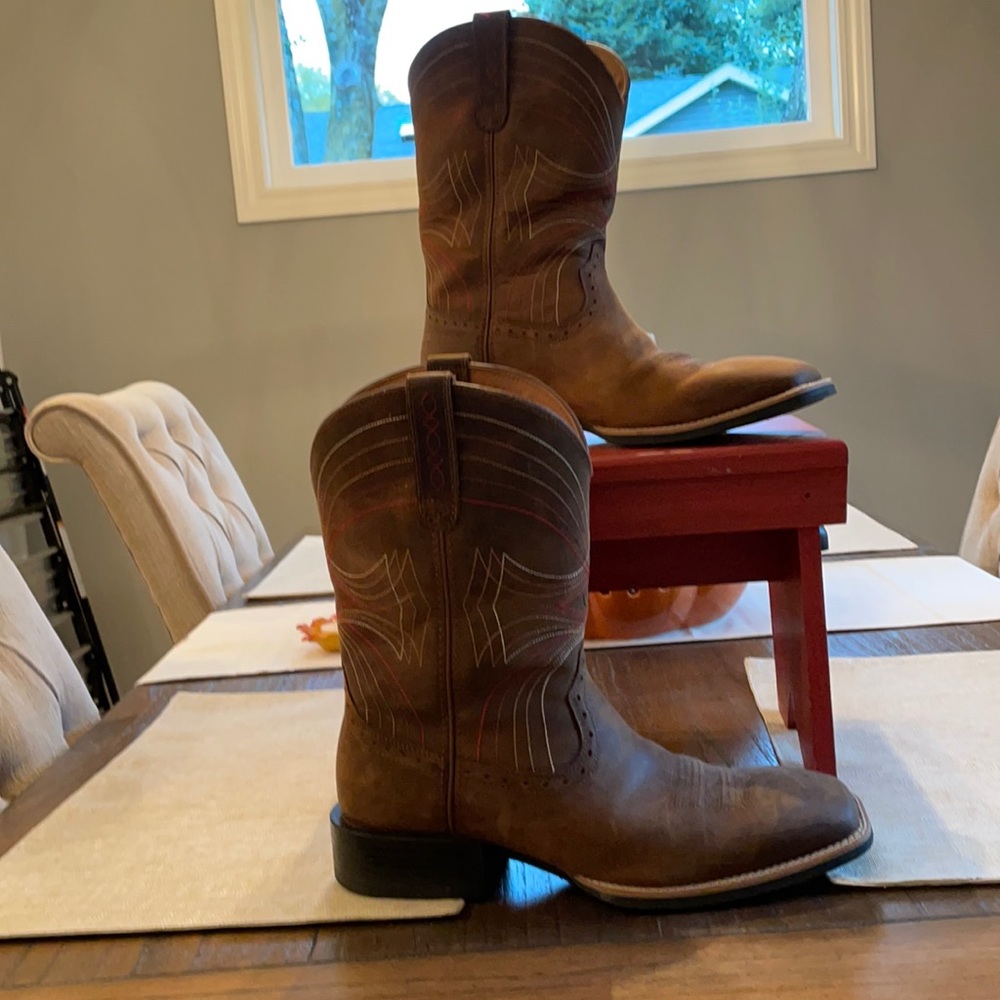 Men’s Ariat cowboy boots size 12 EE (wide). EUC. Price is negotiable!!